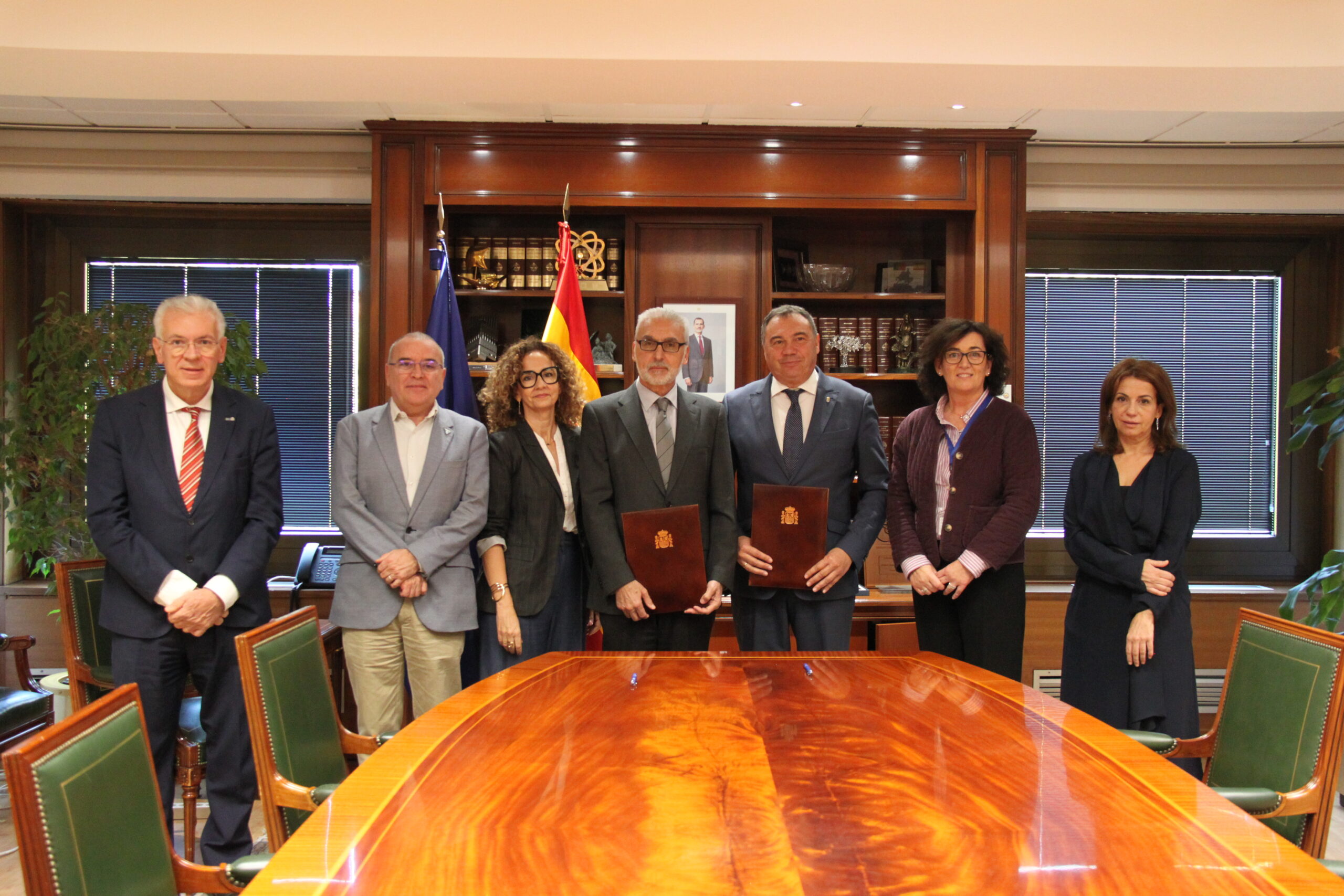 Foto familia firma convenio csn y amac